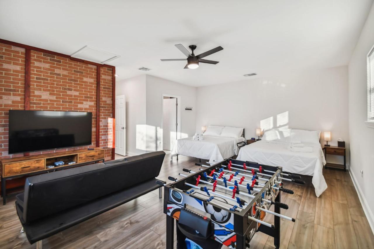 Plush Sheets, Games!, Huge Backyard, Massage Chair Tampa Luaran gambar