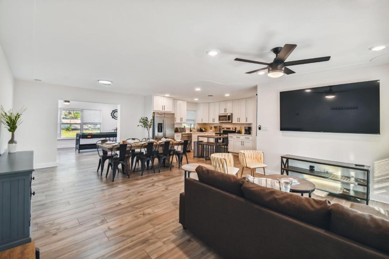Plush Sheets, Games!, Huge Backyard, Massage Chair Tampa Luaran gambar